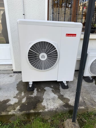 Installation pompe à chaleur air/eau Ariston – Ousse (64)
