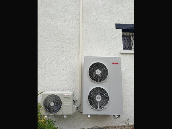 Installation pompe à chaleur air/eau et climatisation Ariston à Andoins (64)